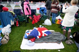 Néhányan már napok óta az esküvő helyszínéhez közel sátoroznak