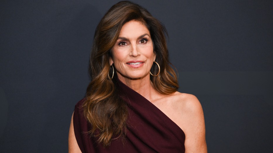 Cindy Crawford ellopta a show-t a vörös szőnyegen, a 60 éves modellnek nincsen párja