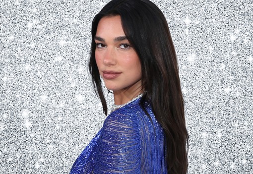 Mindent megmutató ruhák és veszélyes kivágások: Dua Lipa legmerészebb szettjei egy helyen