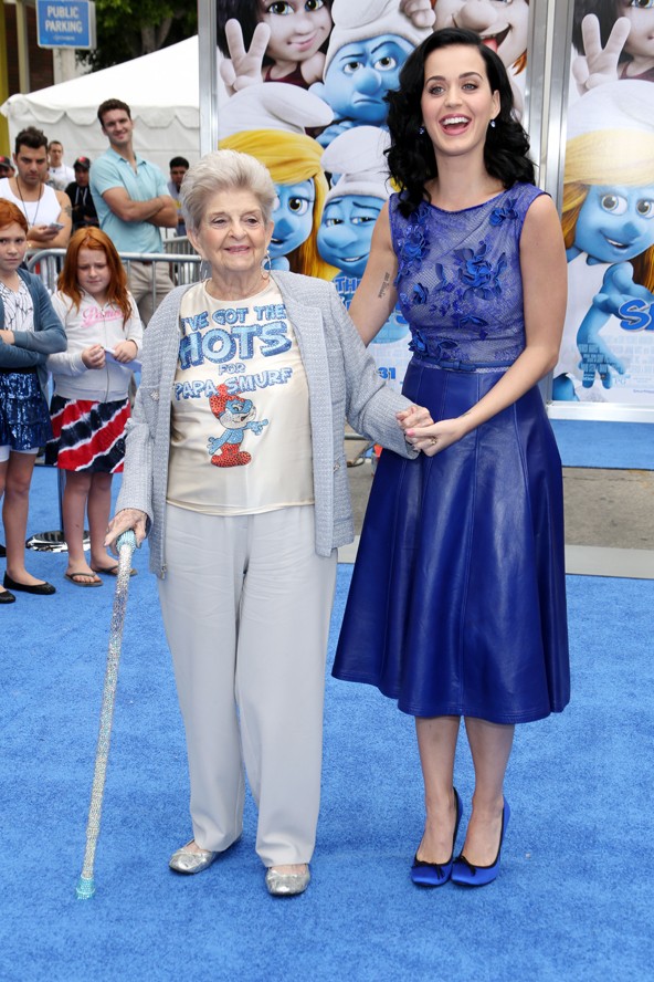 Katy Perry laza nagymamájával a hupikék szőnyegen