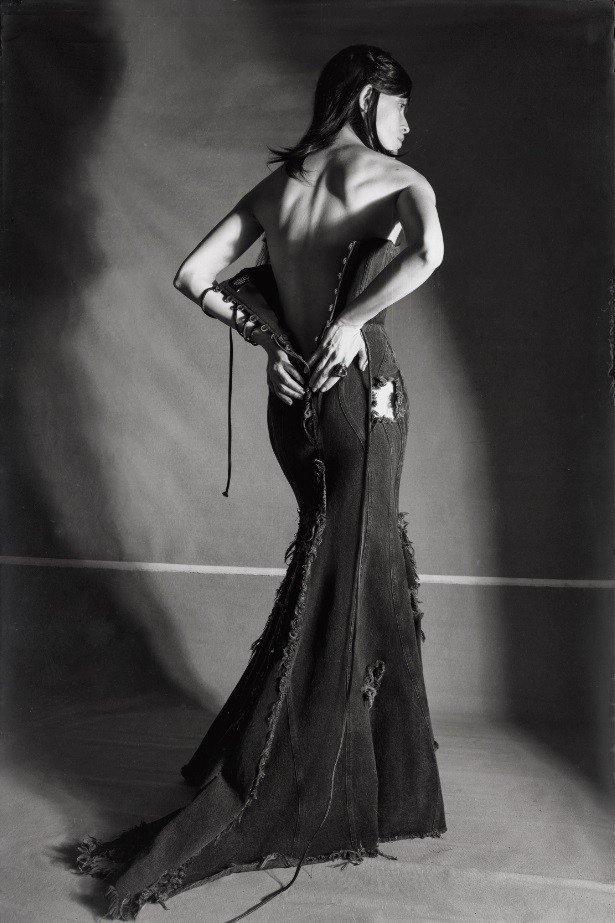 Lehet elegáns, és egyben vagány egy farmerből készült maxiruha is