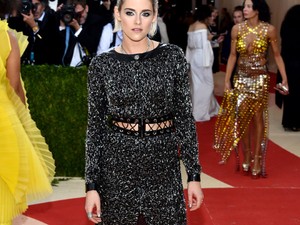 Kristen Stewart szőke tincsekkel a Met gálán