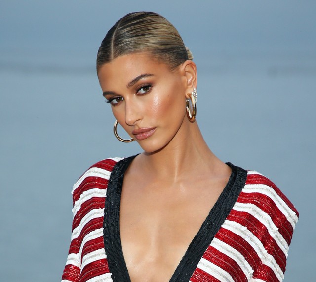 Hailey Bieber tagadja, hogy bármilyen plasztikai műtéten átesett volna
