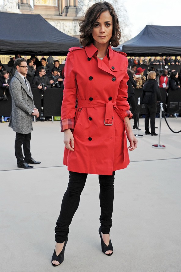 Alice Braga a gardrób második vagy harmadik Burberry kabátját viseli. Miután van már egy fekete, egy klasszikus drapp, jöhet egy intenzív szín, a narancssárga