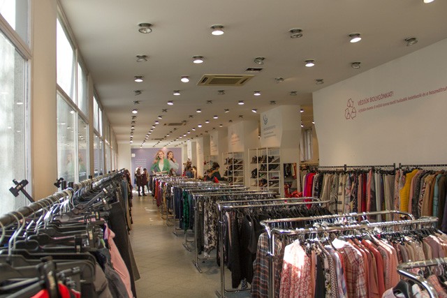 Tudtad? Ilyen utat járnak be a használt ruháink!