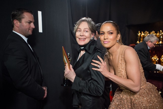 Jennifer Lopez odabújik egy fotó erejéig a legjobb jelmeztervezés díjazottjához, Milena Canoneróhoz, aki A Grand Budapest Hotel emlékezetes kosztümeit alkotta meg.