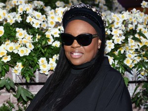 Csipkét, kristályt, latexet ragasztott a modellek arcára a nő, aki 16 éve sminkeli Palvin Barbarát