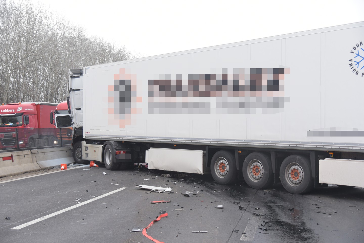 Az M5-ös autópálya felé vezető oldalon mentek egymásnak a kamionok / Fotó: BM OKF