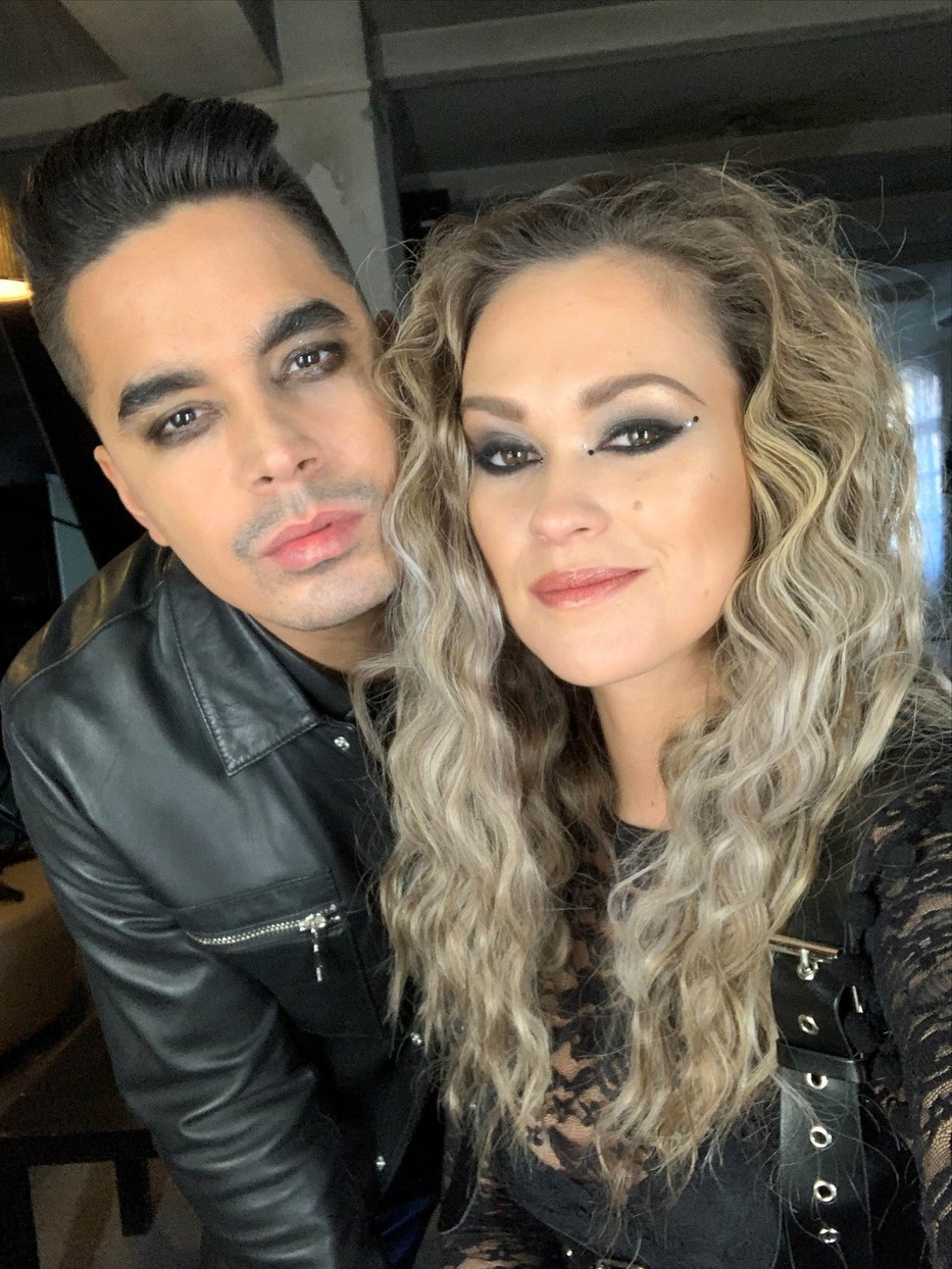 Békefi Viki és YA OU szenvedéllyel teli, igazi lobbanékony kollaborációt hozott össze