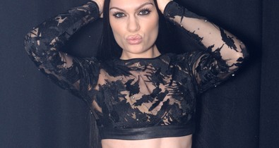 Jessie J fekete csipkében őrjítette meg a rajongókat