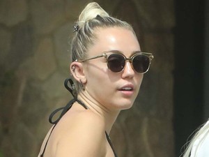 Miley Cyrus bikinifelsőben, melegítőben shoppingol