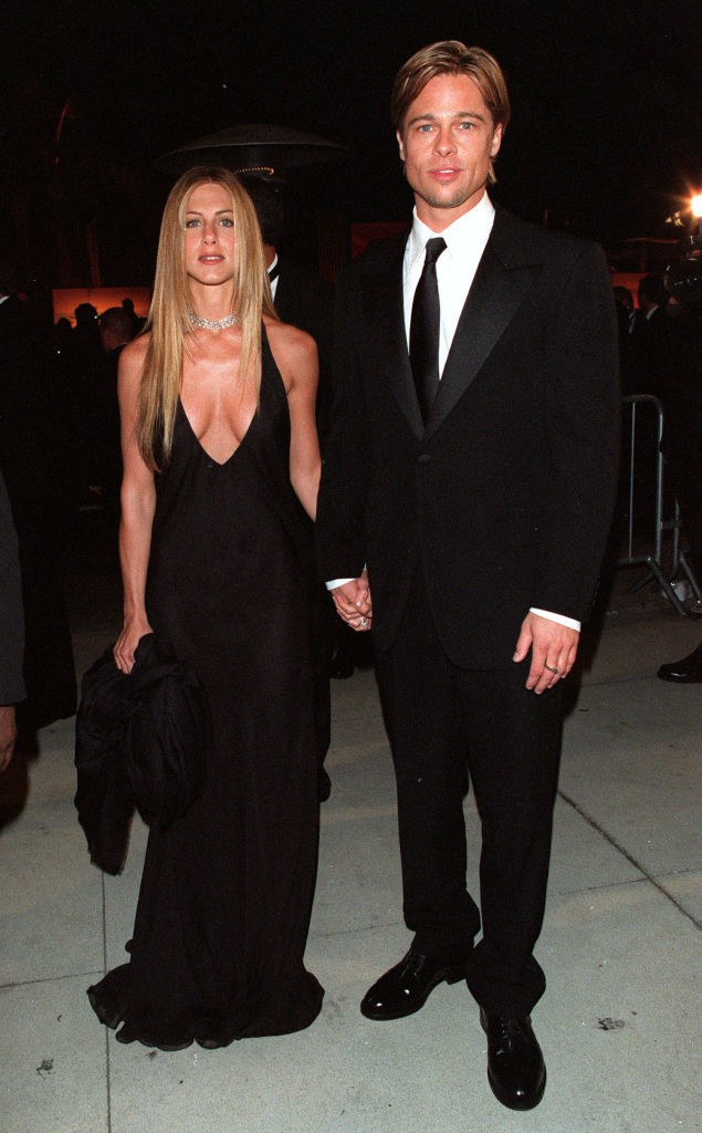 A 2000-es Vanity Fair Oscar Party-n egykori szerelme, Brad Pitt oldalán villantott óriási dekoltázst fekete estélyi ruhájában, amit egy gyémánt choker nyaklánccal koronázott meg. 