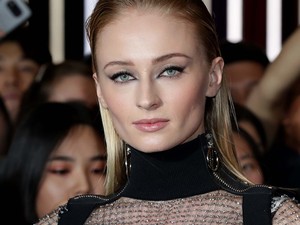 Sophie Turner olyan kihívó ruhában volt, hogy rá se ismertünk