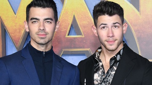 A Jonas tesók kiparodizálták a Kardashian lányok híres balhéját