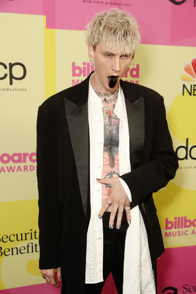 Machine Gun Kelly feketére festett nyelvvel a 2021-es Billboard zenei díjátadón