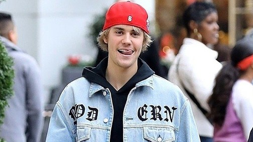 Justin Bieber az autóját is karácsonyi díszbe öltöztette és zseniális