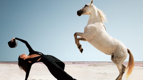 Kendall Jenner meztelenül üli meg a lovat Stella McCartney új kampányában