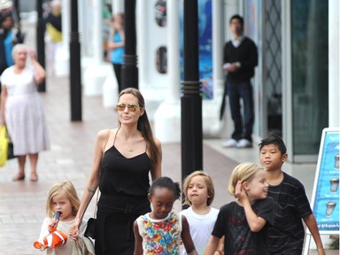 Angelina Jolie és kiscsapata strandolni mennek