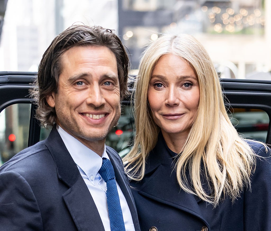 Gwyneth Paltrow és Brad Falchuk: Házasságuk elején a pár szakember tanácsára döntött a nem mindennapi életforma mellett a kapcsolatuk frissességének megőrzése érdekében. A színésznő a The Sunday Times magazinnak adott interjújában elárulta: „Az összes házas barátom azt mondja, hogy ahogyan mi élünk, az az ideális, és semmin sem szabad változtatnunk.”