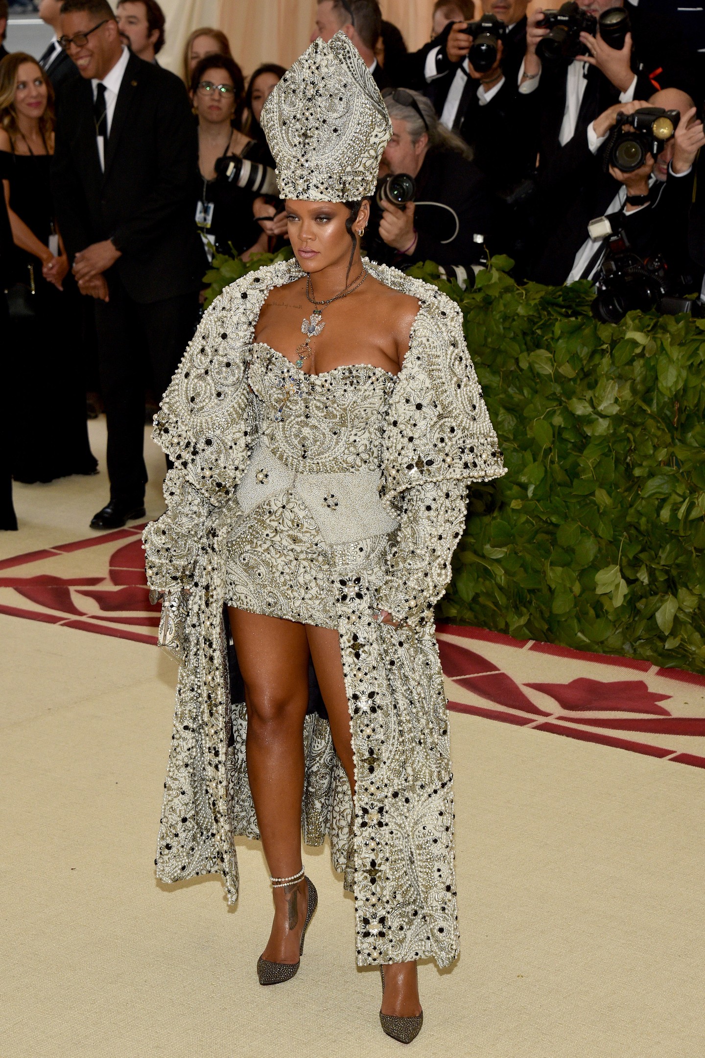 2018 Rihanna - Az szupersztár egyedi, ezüstösen csillogó, pápai ihletésű Maison Margiela by John Galliano kreációja azonnal a figyelem középpontjába került. A díszes ruha és a hozzá tartozó fejdísz tökéletesen illeszkedett az esemény „Heavenly Bodies: Fashion and the Catholic Imagination” témájához.