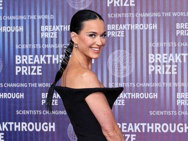 Katy Perry a világ legapróbb rövidnadrágjában tündökölt, és milyen jól tette