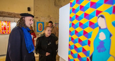 „Fontos számomra, hogy olyan dolgot hozzak létre, ami eddig még nem volt” – interjú a legendás Kenguruval az első festészeti kiállításáról