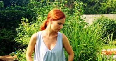 Dobó Kata hosszú lenge ruhában küzd a hőséggel