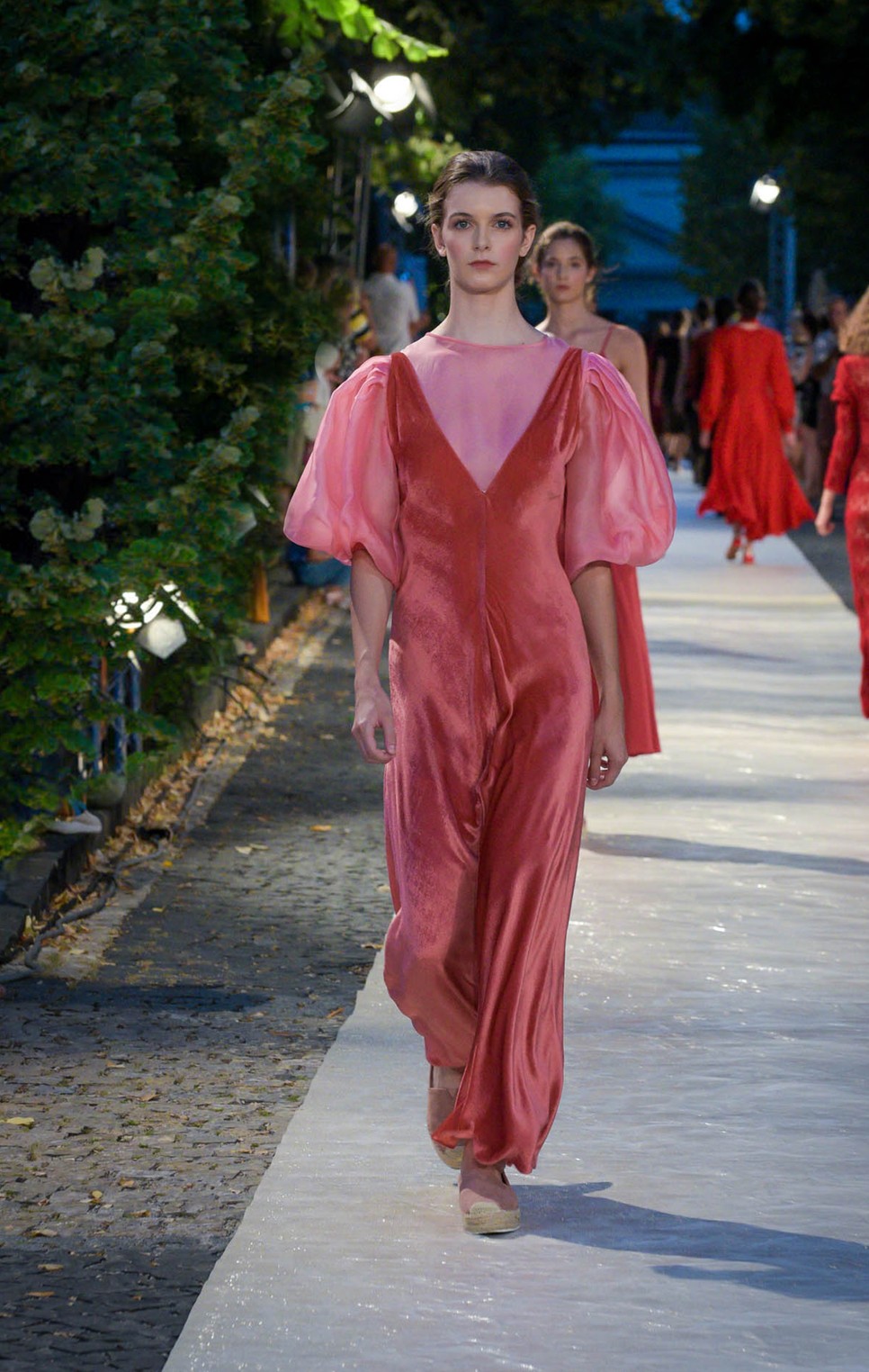 Kisfaludy Sándor romantikája ihlette a Katti Zoób Balatonfüreden bemutatott ruháit