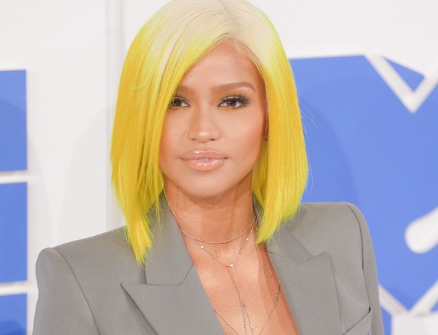 cassie venatura, mtv vma, legrosszabb szett, táncos, vörös szőnyeg, villantás