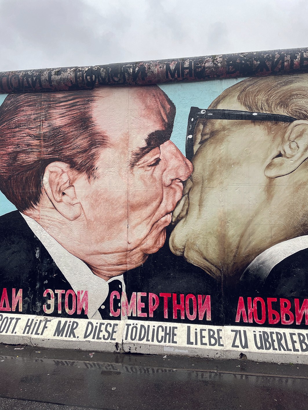 Az East Side Gallery graffitijei közül ez az egyik leghíresebb