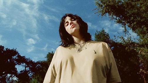 Billie Eilish zseniális kollaborációja alapdarabokkal rukkol elő
