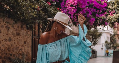 Imádjuk Nagy Niki rúzsát ezzel a ruhával!