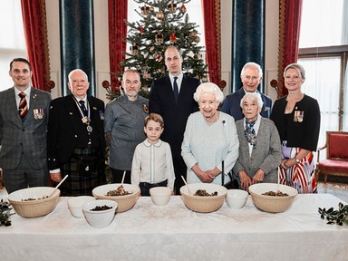 Ez őrület! A királyi család karácsonyi fotóin György herceg pudingot kever a királynő előtt