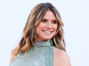 Heidi Klum káprázatos ruhakölteményben szabadította fel a melleit, melltartó nélkül lépett a vörös szőnyegre
