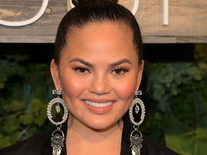 Chrissy Teigen kifizette egy vadidegen lány tandíját!