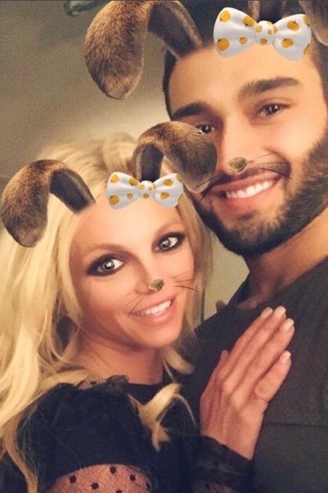 Britney és 23 éves pasija egy újabb szuper izmos képpel ünneplik évfordulójukat