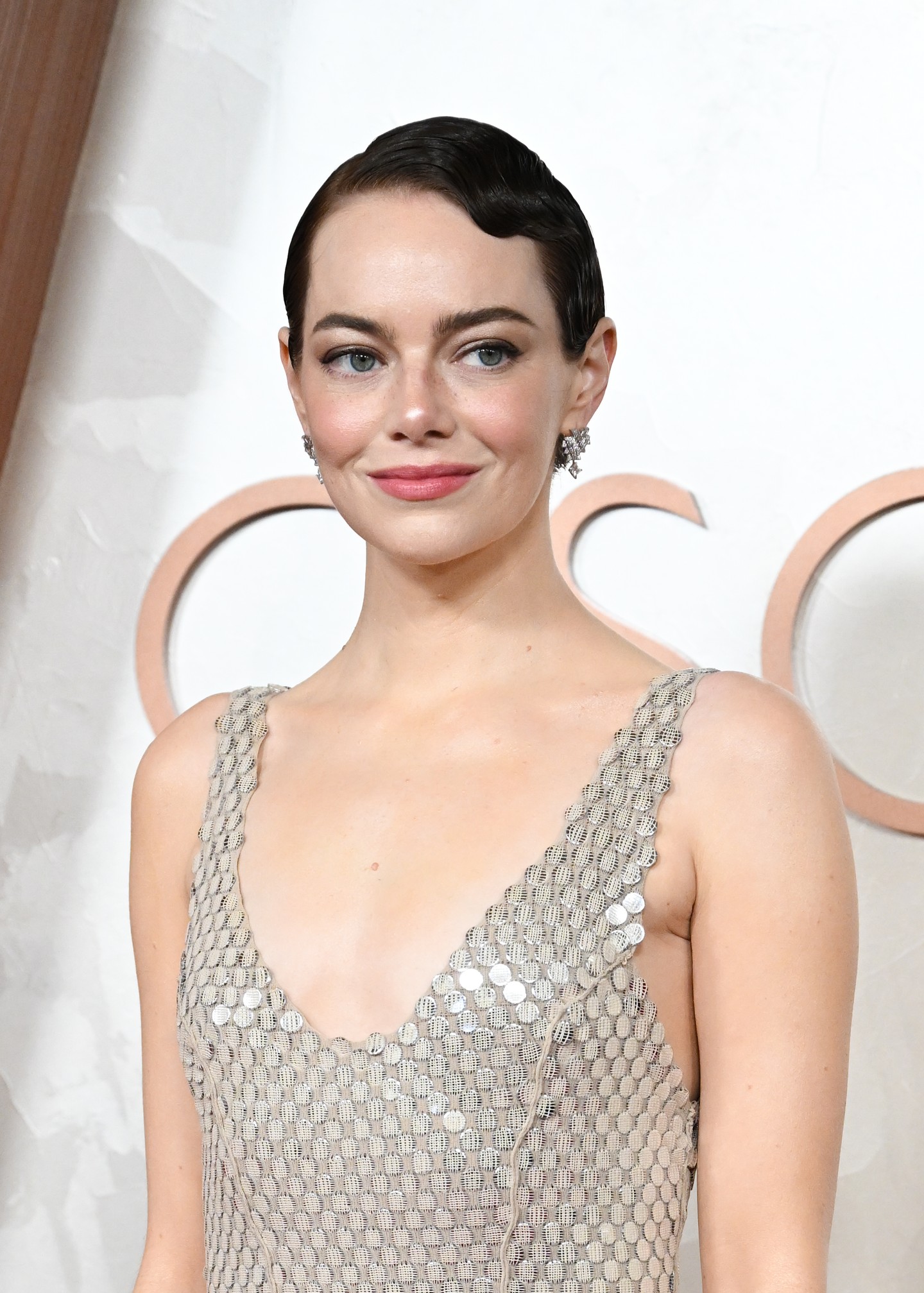 Emma Stone Twiggy ihletésű pixie frizurája most a 20-as éveket idézte meg, ami nagyon jól passzolt a sminkkel együtt a páncélos ruhához