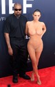 Kanye West exe, Bianca Censori Grammy-díjátadón viselt meztelenruhája már az év elején óriási port kavart. Nemcsak azért, mert a megjelenése sokak szerint kimerítette a közszeméremsértés fogalmát, hanem azért is, mert úgy tűnt, akkori férje erőltette, hogy szinte anyaszült meztelenül pózoljon a kamerák előtt.  