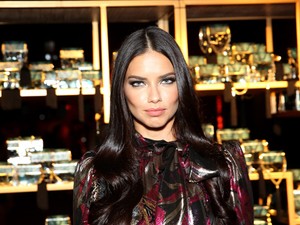 Adriana Lima felvágott ruhájánal szexibbet nem láttál