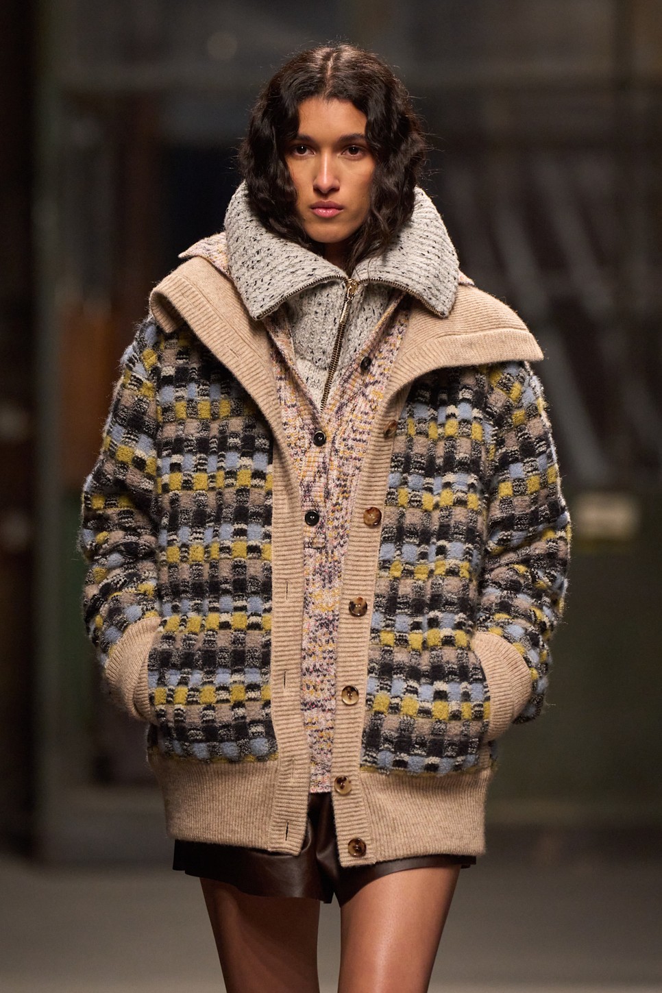 Missoni 2025-ös őszi-téli kollekciójában három kardigánt rétegezve üzente, hogy a több az több, ha kötöttekről van szó