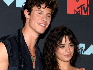 Shawn Mendes és Camila Cabello furcsa maszkokban flangálnak az utcán