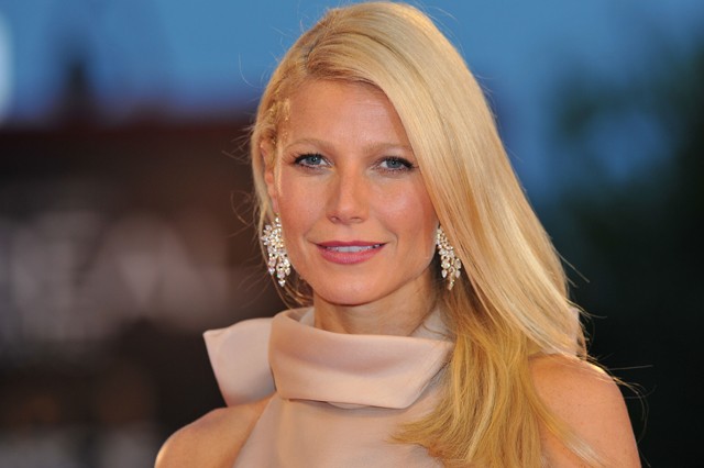 Gwyneth Paltrow - A színésznő fia, Moses születése után küzdött szülés utáni depresszióval. Elmondása szerint szinte zombinak érezte magát, aki nagyon elszigetelt, de nem tudta meghatározni, pontosan miért. Öt hónapig küzdött a kellemetlen állapottal, aminek leküzdésében akkori férje, Chris Martin is a segítségére volt.