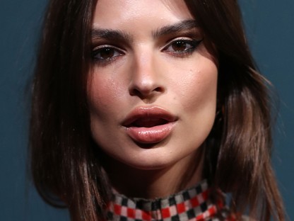 Emily Ratajkowski olyan ebben a ruhában, mintha egy törzsi rítusra készülne...