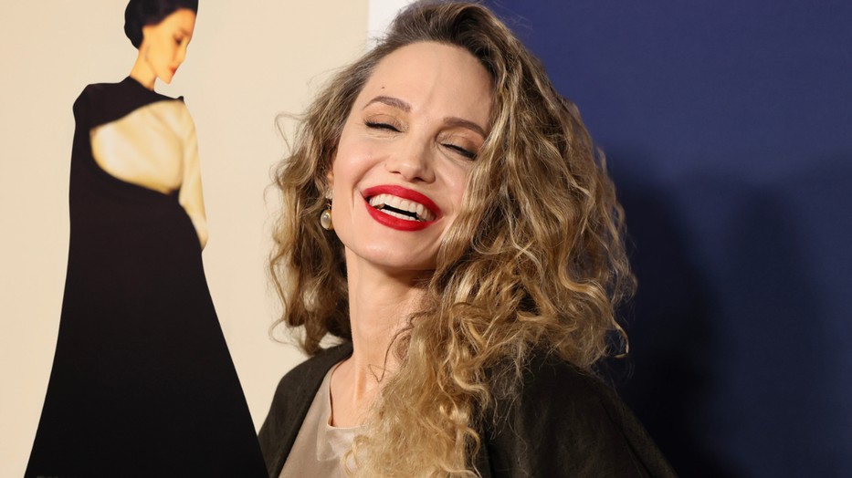 Angeline Jolie magabiztosságát tanítani kéne