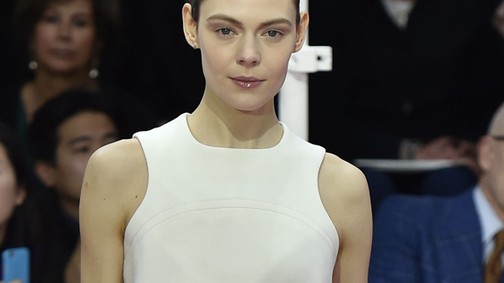 Lenyűgöző divatfilm a 200 óráig készülő ruháról