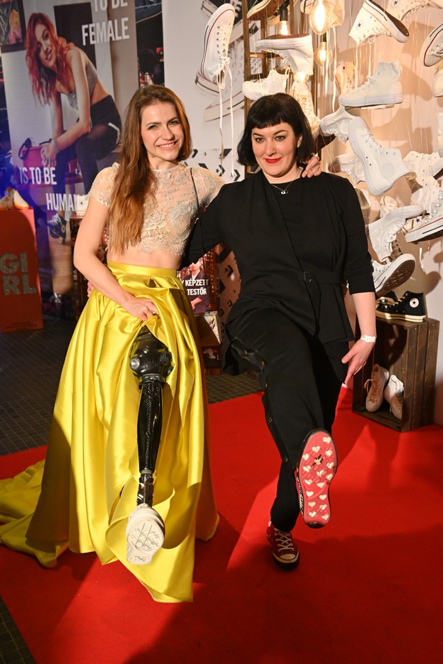 Lukoviczki Réka és Maróy Krisztina mindketten Converse cipőben