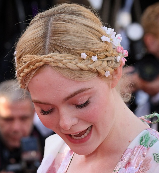 Elle Fanning fonott frizurával