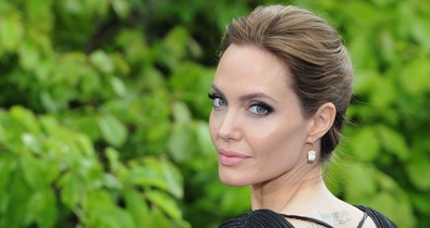 Nem gondoltuk, hogy Angelina Jolie valaha ilyen harsány színű ruhába bújik, de jó döntés volt!