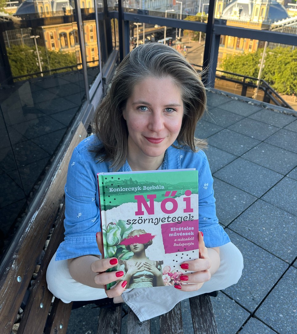 A Női Szörnyetegek központi témája a női alkotás és az ezzel járó társadalmi normák megkérdőjelezése – ami ma talán még aktuálisabb, mint valaha