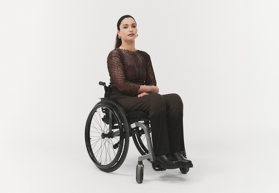 Az adaptív divat célja, hogy mindenki számára elérhető, kényelmes és funkcionális öltözeteket biztosítson